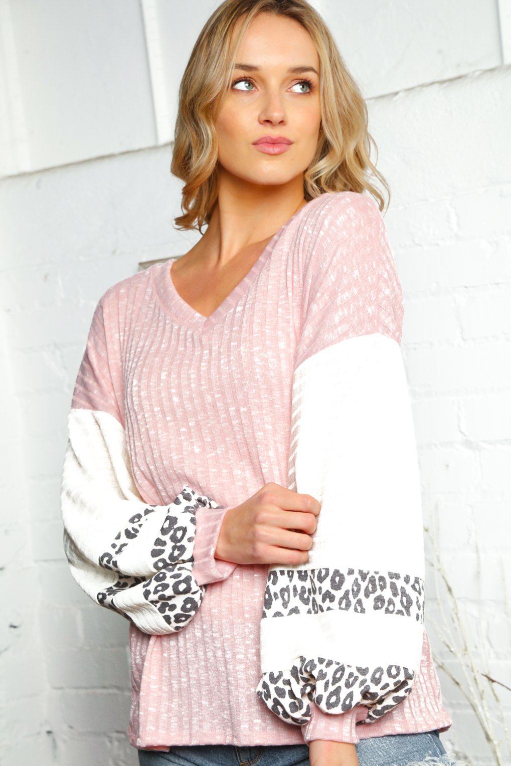 V NECK RIBBED TOP WITH LEOPARD CONTRAST BUBBLE SLEEVES